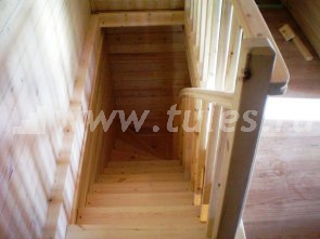 Лестница из сосны для дачи 10-03