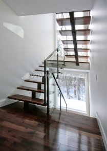 Двухмаршевая межэтажная лестница со стеклом 14-06